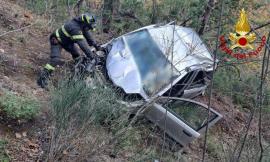 Auto precipita in una scarpata per 100 metri: due anziani deceduti sul colpo