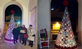 Oltre 400 piastrelle, Montefano ha il suo albero all'uncinetto: un progetto corale che illumina il paese