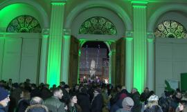 Recanati, la Bcc festeggia il Natale con il solito "(B)Cin Cin" in piazza Leopardi: sapori, musica e tradizione sotto il loggiato