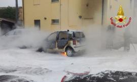 Auto divorata dalle fiamme: intervento dei Vigili del Fuoco
