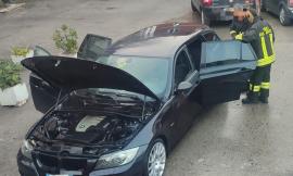 Macerata - "Esce del fumo dalla mia auto", allarme nel piazzale della chiesa: arrivano i vigili del fuoco