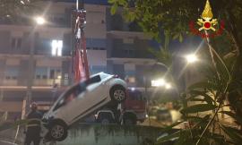 Sbaglia a inserire la marcia e finisce con l'auto nel giardino di una casa: soccorsa una donna