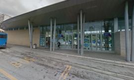 Macerata, soldi e scarpe strappati a un minorenne al terminal bus. La madre: "Poteva finire molto peggio" (VIDEO)