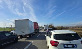 Macerata, incidente in superstrada: scontro tra un tir e due auto, traffico in tilt con code chilometriche