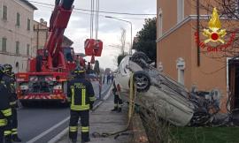 Urbisaglia, auto esce di strada e finisce contro una casa: ferito un 20enne