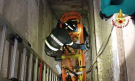 Civitanova, grata cede in una tomba: uomo precipita per 5 metri, soccorso con l'eliambulanza