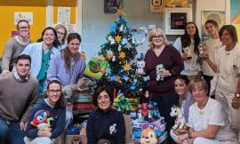 Macerata, il Rotaract Tolentino dona libri e giochi al reparto pediatria e neonatologia dell’ospedale