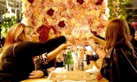 Capodanno 2026 nelle Marche: 2.000 locali aperti, spesa media da 86 a 125 euro e brindisi italiano nel 71,5% dei casi