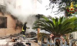 Incendio a ridosso della Statale Adriatica: gazebo in fiamme e boati, traffico bloccato