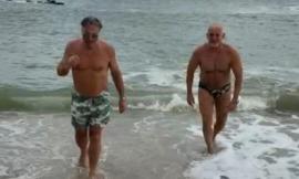 Macerata, 5 gradi di follia: l'avvocato Battellini chiude l'anno col "botto" gelido nella spiaggia Urbani