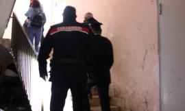 Follia a Porto Recanati: armato di forbici si scaglia contro i carabinieri, un militare ferito