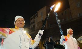 La fiamma olimpica illumina Macerata nel percorso verso Milano-Cortina 2026