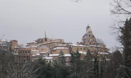 Macerata sotto la neve, città ghiacciata tra pupazzi, bob e strade liberate (FOTOGALLERY)