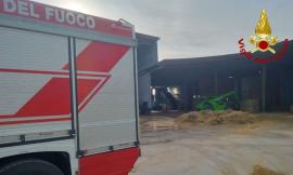 Macchinario agricolo avvolto dalle fiamme: intervengono i vigili del fuoco