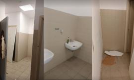 Camerino, bagni distrutti al Sottocorte Village: i vandali colpiscono ancora