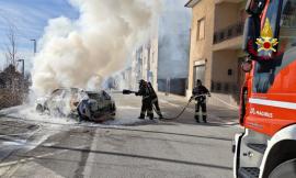 Morrovalle - Fiamme al Pincio, Peugeot distrutta dal fuoco: a bordo un carico di pellet