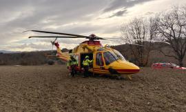 Pollenza, cade dal tetto: 65enne trasportato in eliambulanza a Torrette