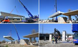 Ciclovia Adriatica, il ponte sul Chienti prende forma: posati i primi maxi-conci