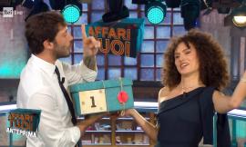 Sarnano, Irene si fa tentare dal "Dottore" e vince 80mila euro ad "Affari Tuoi": nel suo pacco iniziale c'erano i 300mila