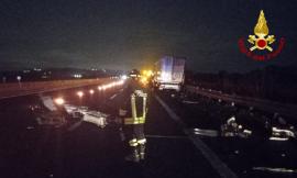 Potenza Picena, incidente in A14 nella notte: autogru si schianta contro un cavalcavia, un ferito