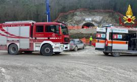 Infortunio nel cantiere ferroviario: operaio colpito da una trave d'acciaio e trasferito a Torrette
