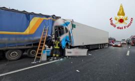 Alba di caos sull’A14: doppio incidente tra tir e cisterna, feriti e chilometri di coda