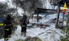 Recanati, auto prende fuoco in contrada Saletta: danneggiati pergolato e muro di una casa