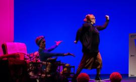 Civitanova, una "Wondernonna" all'Annibal Caro: scenografie dal vivo per la Giornata del Teatro