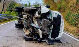 San Severino, autocarro si ribalta sulla Provinciale: feriti tre operai