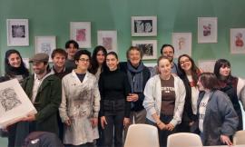 Recanati, Enzo Iacchetti in visita alla Stamperia Venieri del Liceo "Leopardi"