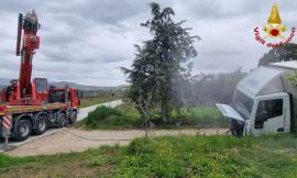 Pollenza, autocarro impantanato in contrada Morla: sul posto i Vigili del Fuoco (VIDEO)