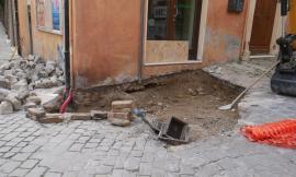 Macerata, cedimento stradale in centro: "Abbassamento di 10 centimetri: verifichiamo cosa c’è sotto"