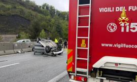 Dramma a Serrapetrona, auto si ribalta in superstrada: muore un uomo, ferita una ragazza