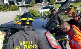 Morrovalle, scontro tra auto e furgone: due feriti, uno estratto dall'abitacolo
