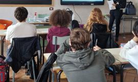Montecassiano, l'Ufficio scolastico boccia la terza prima media: è protesta