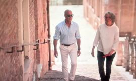 Stanley Tucci a Macerata: protagonisti della sua docuserie l’Osteria dei Fiori e i vincisgrassi
