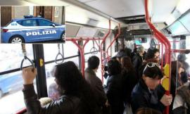 Insegue e tenta di molestare studentessa sul bus da Tolentino a Macerata: rimpatriato 25enne