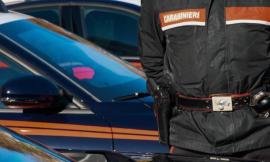 Montecassiano, dà in escandescenze in caserma e colpisce un’auto con un mattone: denunciato 21enne