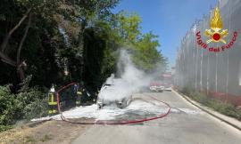 Montecassiano, furgone divorato dalle fiamme: intervengono i Vigili del fuoco