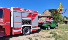San Severino, va a fuoco un casolare disabitato: scatta la bonifica
