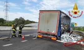 Camion in fiamme lungo l'A14: pronto intervento dei Vigili del fuoco