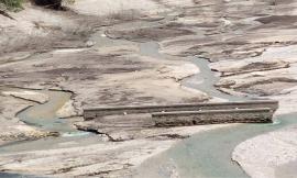 Lago di Fiastra più basso di 8 metri: riaffiora l’antico borgo sommerso di San Lorenzo