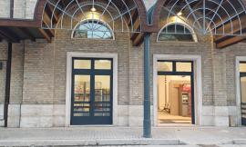Macerata, riapre l’edicola della stazione in piazza XXV Aprile dopo i lavori: treni ancora fermi