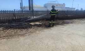 Porto Recanati, principio d'incendio a ridosso della ferrovia: non si esclude il dolo (FOTO)