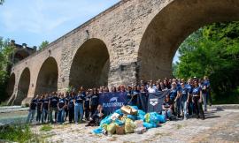 Tolentino, i dipendenti di Arena e Plastic Free ripuliscono la città: rimossi quasi 90 chili di rifiuti