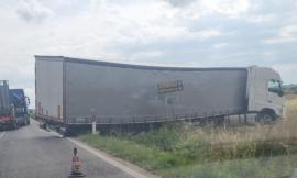 Potenza Picena, camion si intraversa sulla 'Regina': disagi al traffico
