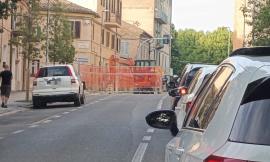 Macerata, ancora traffico in tilt:  cantiere in vicolo Santa Croce manda in crisi la viabilità