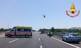 Schianto in A14 tra moto e auto: muore un centauro