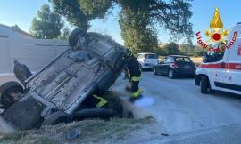 Macerata - Scontro tra due auto, una si ribalta nel fossato: traffico in tilt