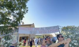 Una colazione in discarica: 300 persone a Montefano, quasi 4mila firme contro il progetto